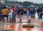 Truk CPO Terguling di Depan Puskesmas Pondidaha, Jalan Mendadak Jadi Sungai Minyak