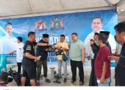 Ketua Umum KADIN Sultra, Anton Timbang Berbagi Daging Qurban Kepada Warga Kurang Mampu