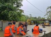 Kendari Terendam, Tim SAR Brimob Polda Sultra Bergerak Evakuasi Korban Banjir