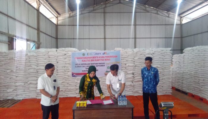 BULOG Unaaha Salurkan Bantuan Pangan Beras Tiga Bulan sekaligus untuk 32.861 Keluarga di Konawe