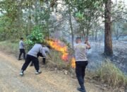 Turun Langsung ke Lokasi, Kapolres Konawe Edi Raharjono Pimpin Pemadaman Karhutla Desa Amesiu